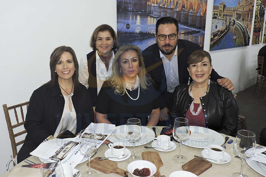 Hilda Wood, Laura de Esesarte, Magdalena Saldívar, Óscar Isgleas y Angelica Villalobos