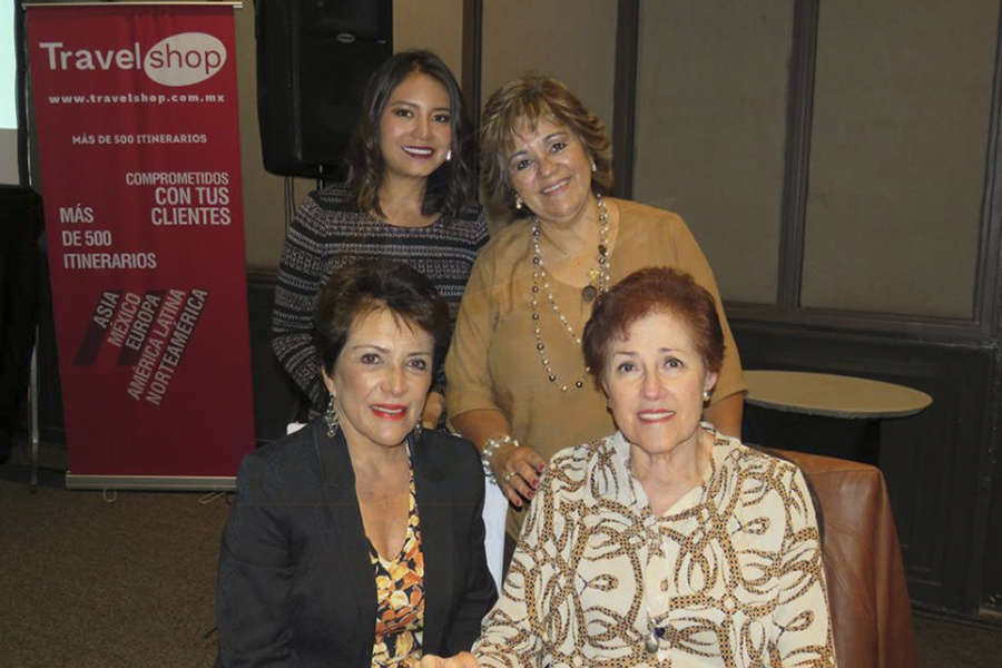 De pie: Itzel García y Mónica Noriega Susana Morales y Herta Ugarte 