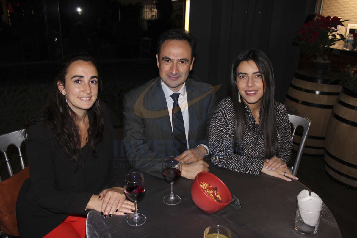 Victoria Pérez, Victor Rico y Fernanda Cepeda 