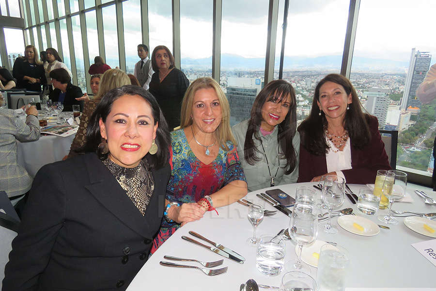 ..., Esther Pujol, Ruth Leal y Judith Palleiro