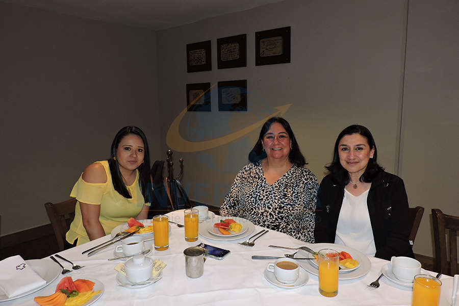 Marisol Patiño, Beatriz Acuña y Patricia Acuña