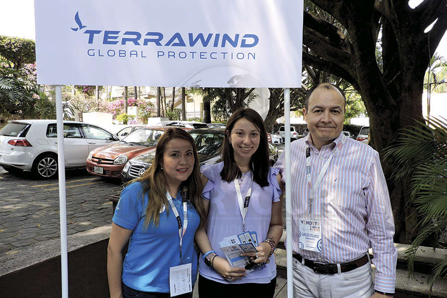 Adriana González, Angie Macías y Carlos Fernández