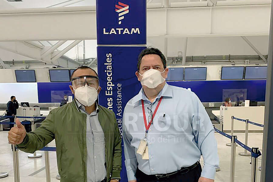 Miguel Galicia, director general de Travel Shop Operadora, y Giacomo Kerlegand, gerente de Cuentas Locales de LATAM Airlines México