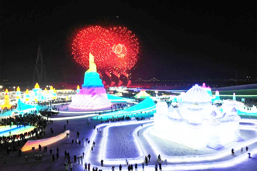 Vista nocturna del parque Mundo de Hielo y Nieve de Harbin en la víspera de año nuevo