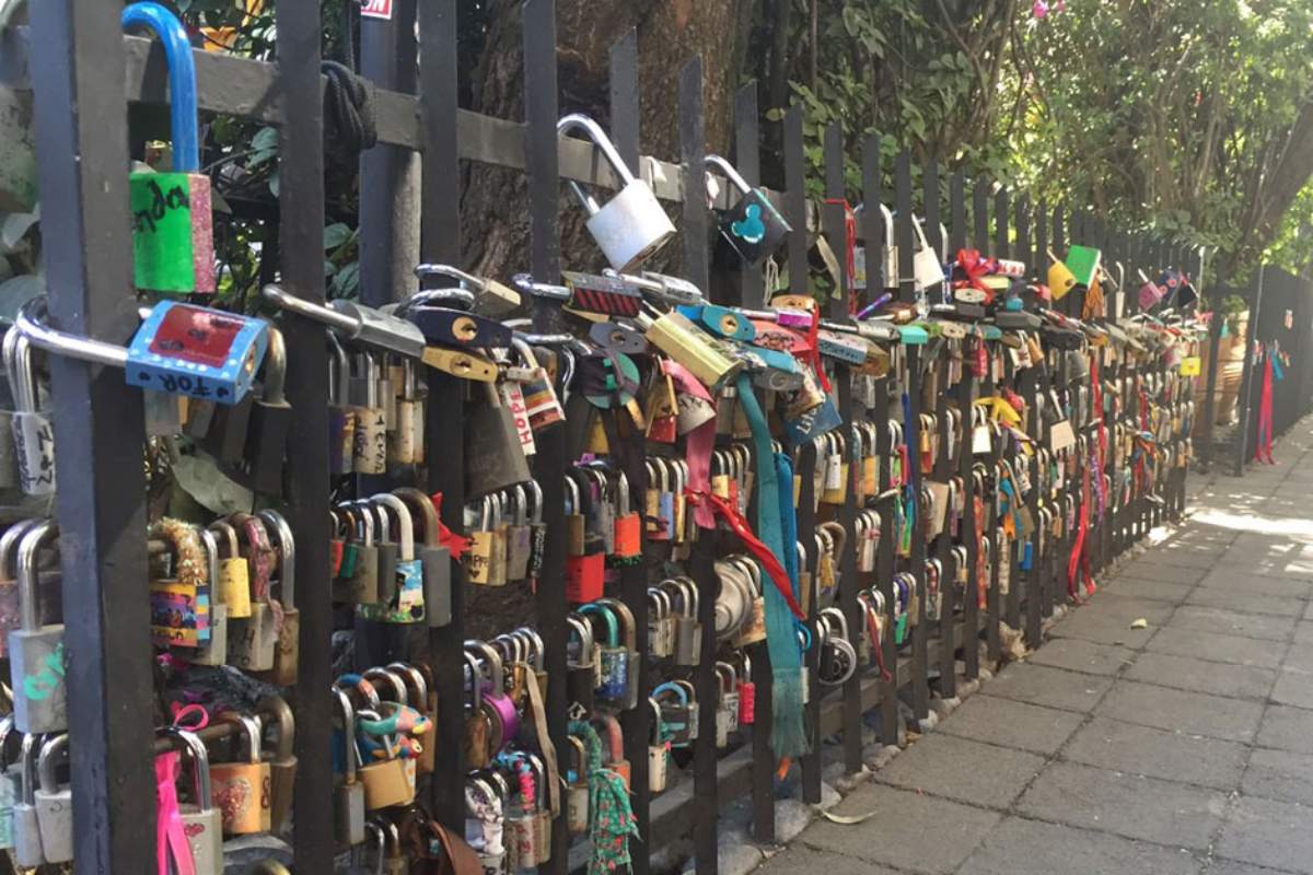 Candados del amor en el Museo del objeto del objeto MODO