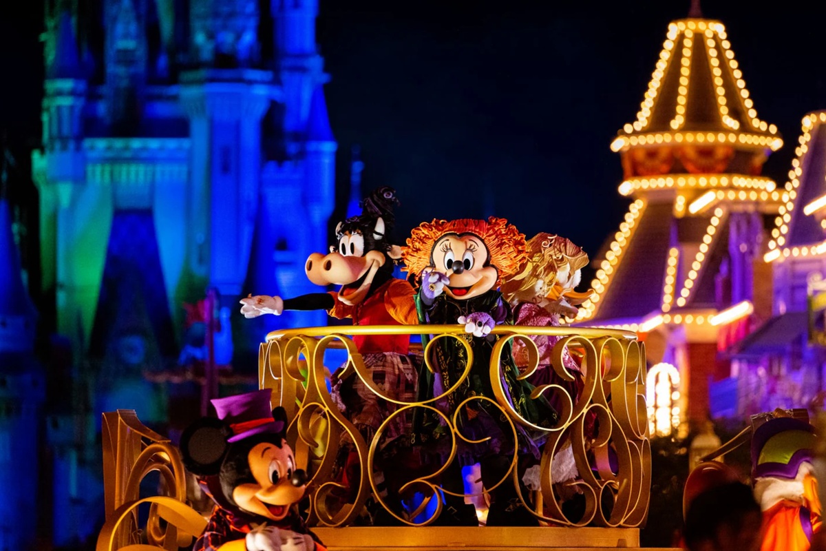 La magia de Halloween cobra vida en cada rincón de Magic Kingdom durante esta temporada especial.