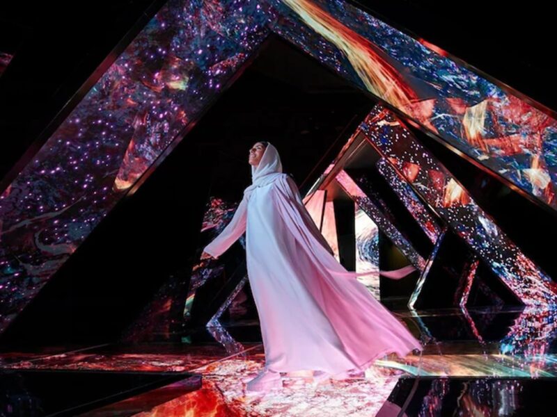 AYA Universe, ubicado en el Wafi City Mall de Dubái, ofrece una experiencia inmersiva única que combina arte, tecnología y fantasía a través de 12 mundos sensoriales.