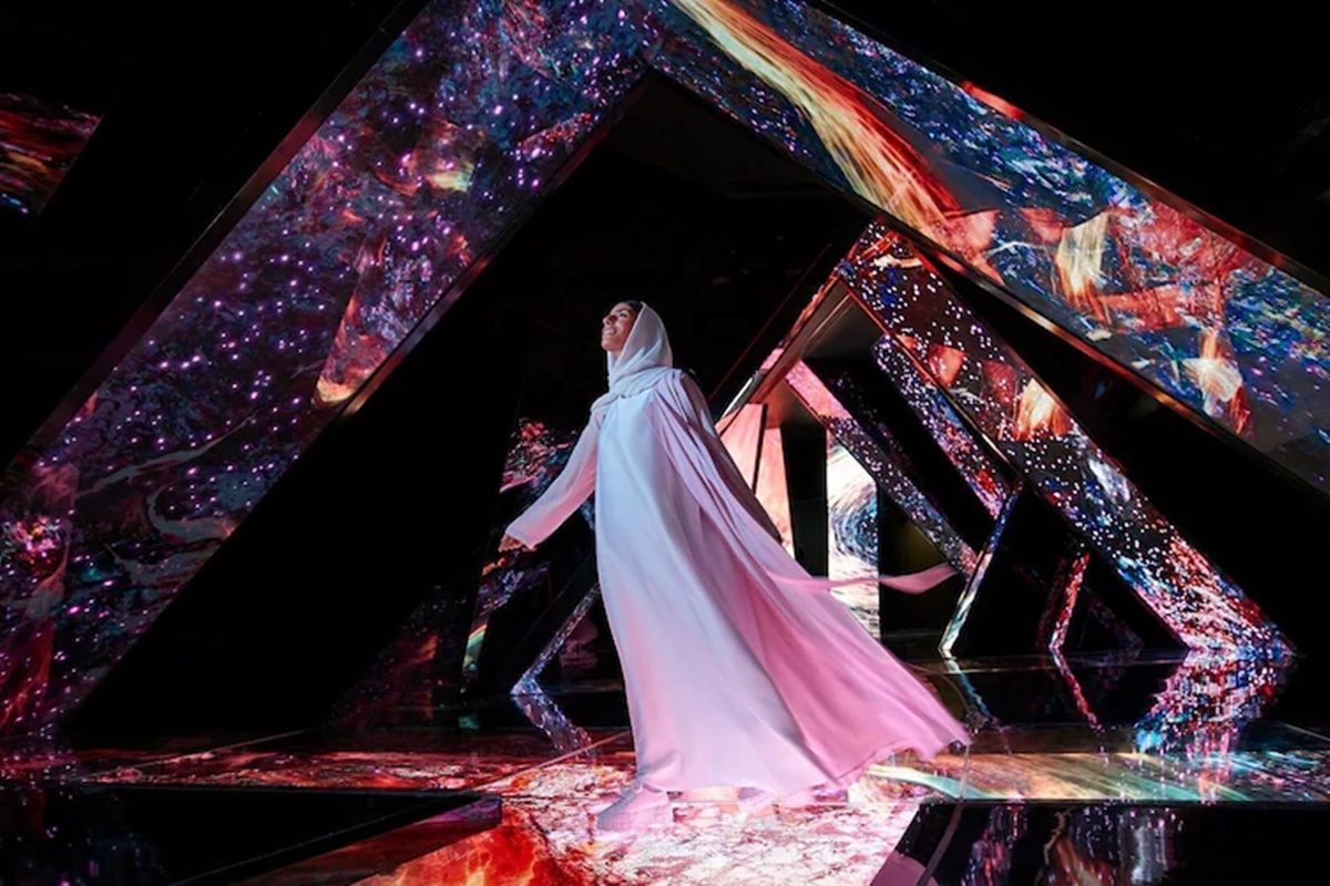 AYA Universe, ubicado en el Wafi City Mall de Dubái, ofrece una experiencia inmersiva única que combina arte, tecnología y fantasía a través de 12 mundos sensoriales.