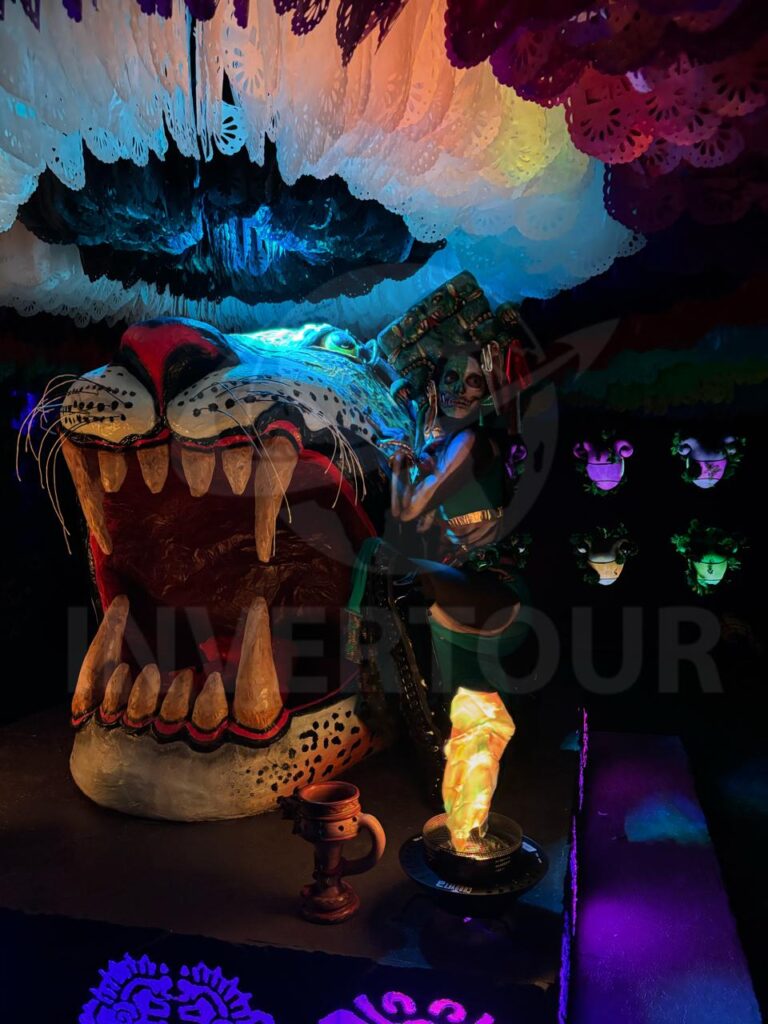 “Un Viaje al Mictlán” sumerge a los visitantes en un recorrido multisensorial por el inframundo mexica, fusionando arte digital y tradición prehispánica en homenaje al Día de Muertos.