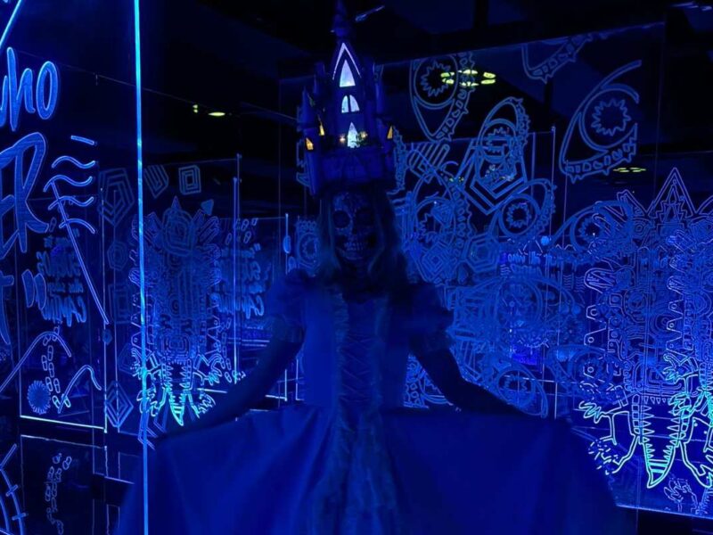 “Un Viaje al Mictlán” sumerge a los visitantes en un recorrido multisensorial por el inframundo mexica, fusionando arte digital y tradición prehispánica en homenaje al Día de Muertos.