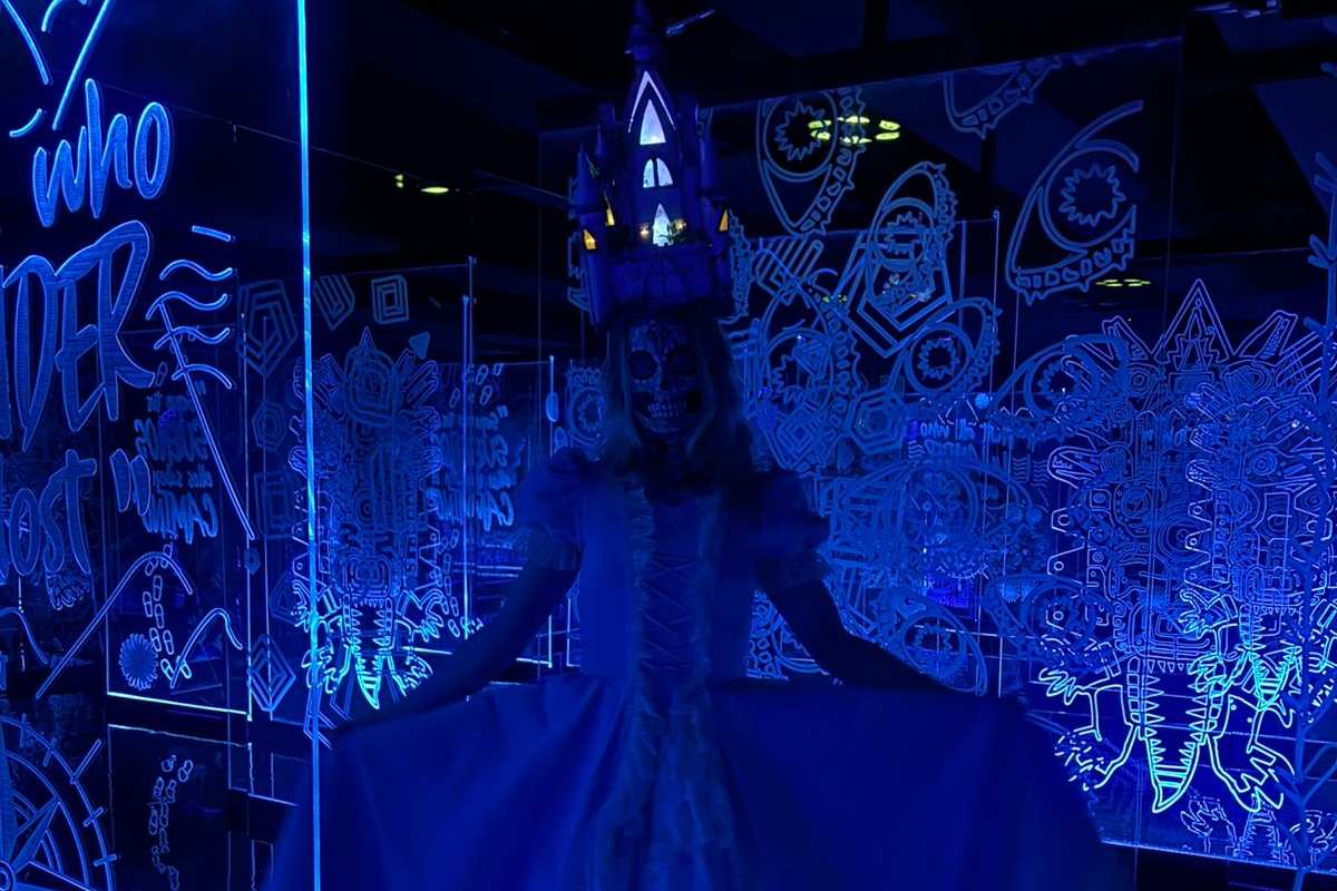 “Un Viaje al Mictlán” sumerge a los visitantes en un recorrido multisensorial por el inframundo mexica, fusionando arte digital y tradición prehispánica en homenaje al Día de Muertos.