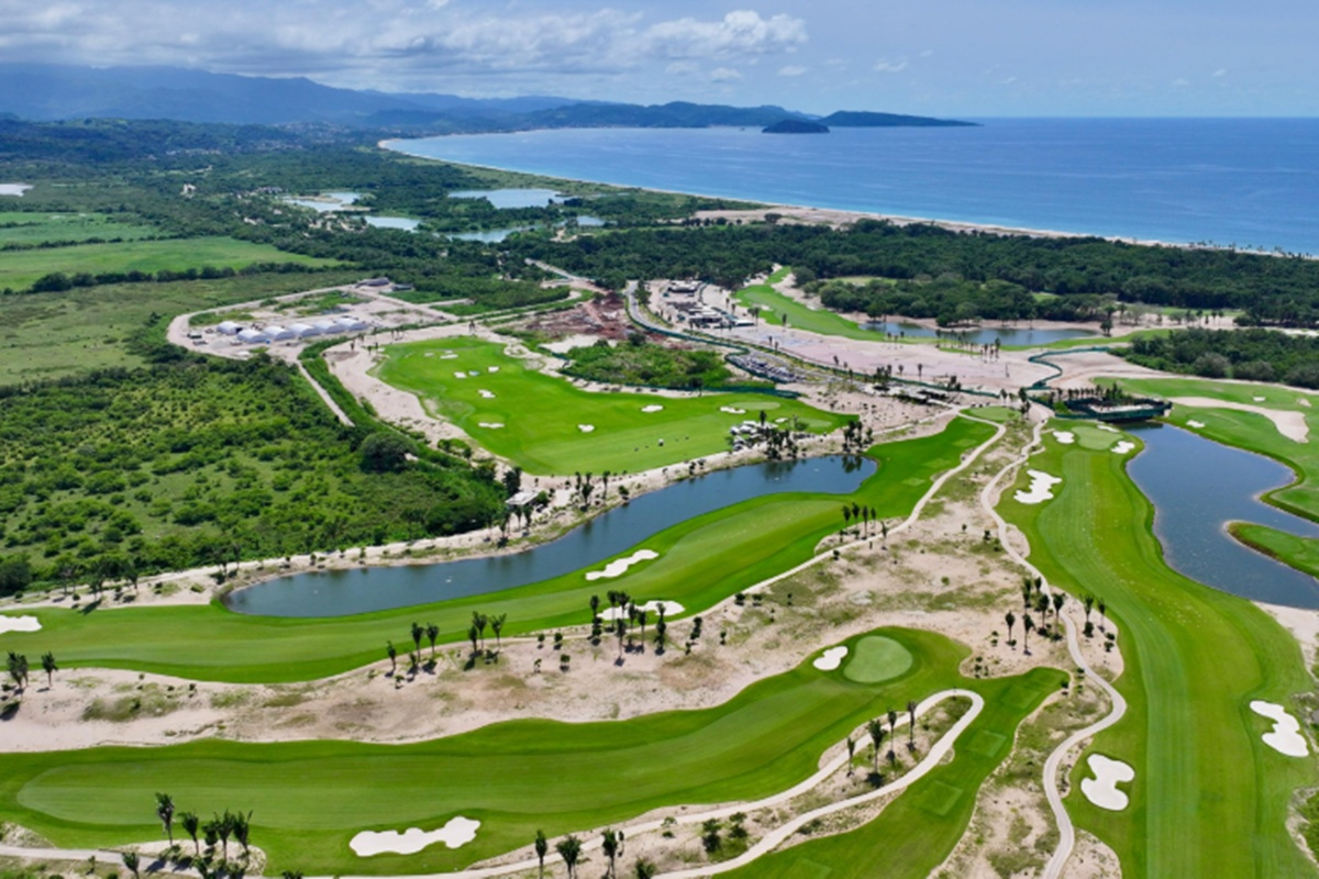 El nuevo campo de golf de Nauka Riviera Nayarit ofrece vistas espectaculares entre selva, estuario y mar, consolidando a la Riviera Nayarit como un destino turístico de clase mundial.