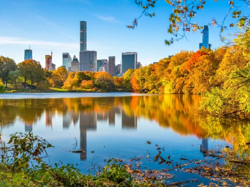 Otoño, el momento perfecto para viajar: descubre destinos donde la cultura y la naturaleza se fusionan en paisajes inolvidables.