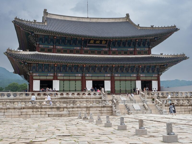 Visitar el Palacio Gyeongbokgung es una parada imprescindible para quienes quieren conocer la historia y la esencia de Seúl.
