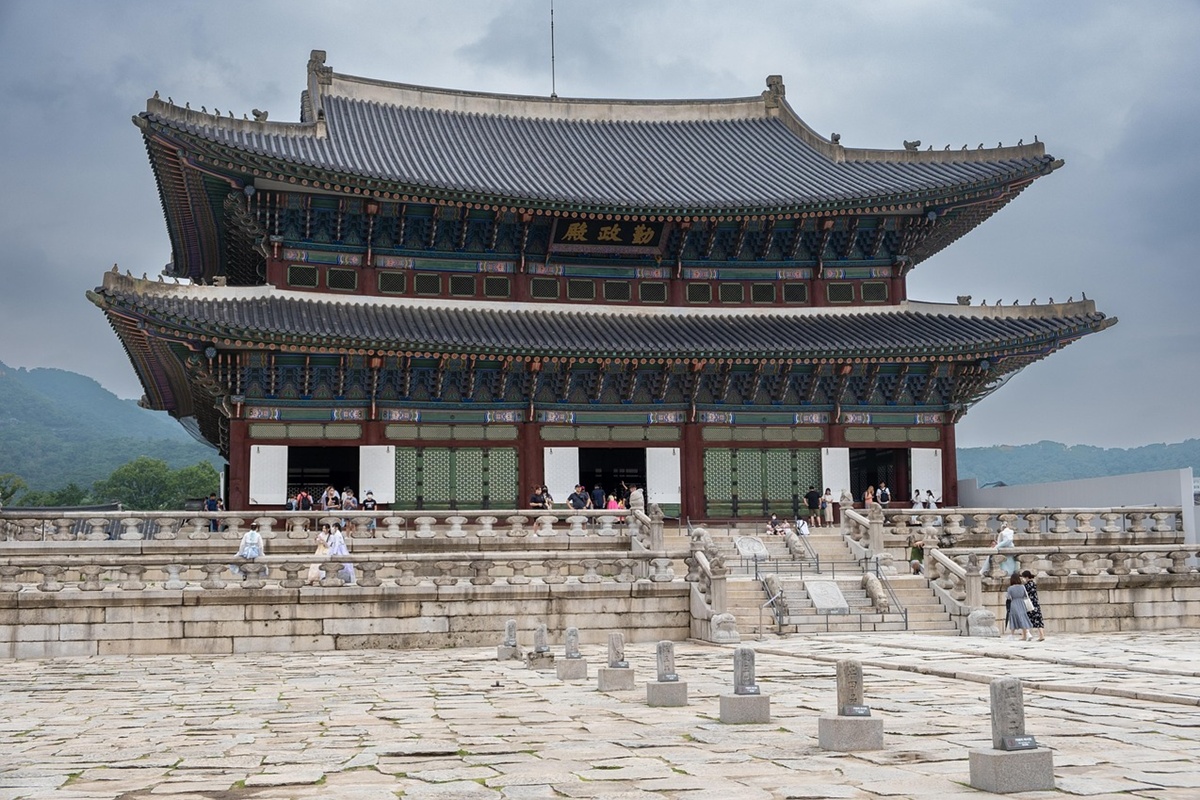 Visitar el Palacio Gyeongbokgung es una parada imprescindible para quienes quieren conocer la historia y la esencia de Seúl.