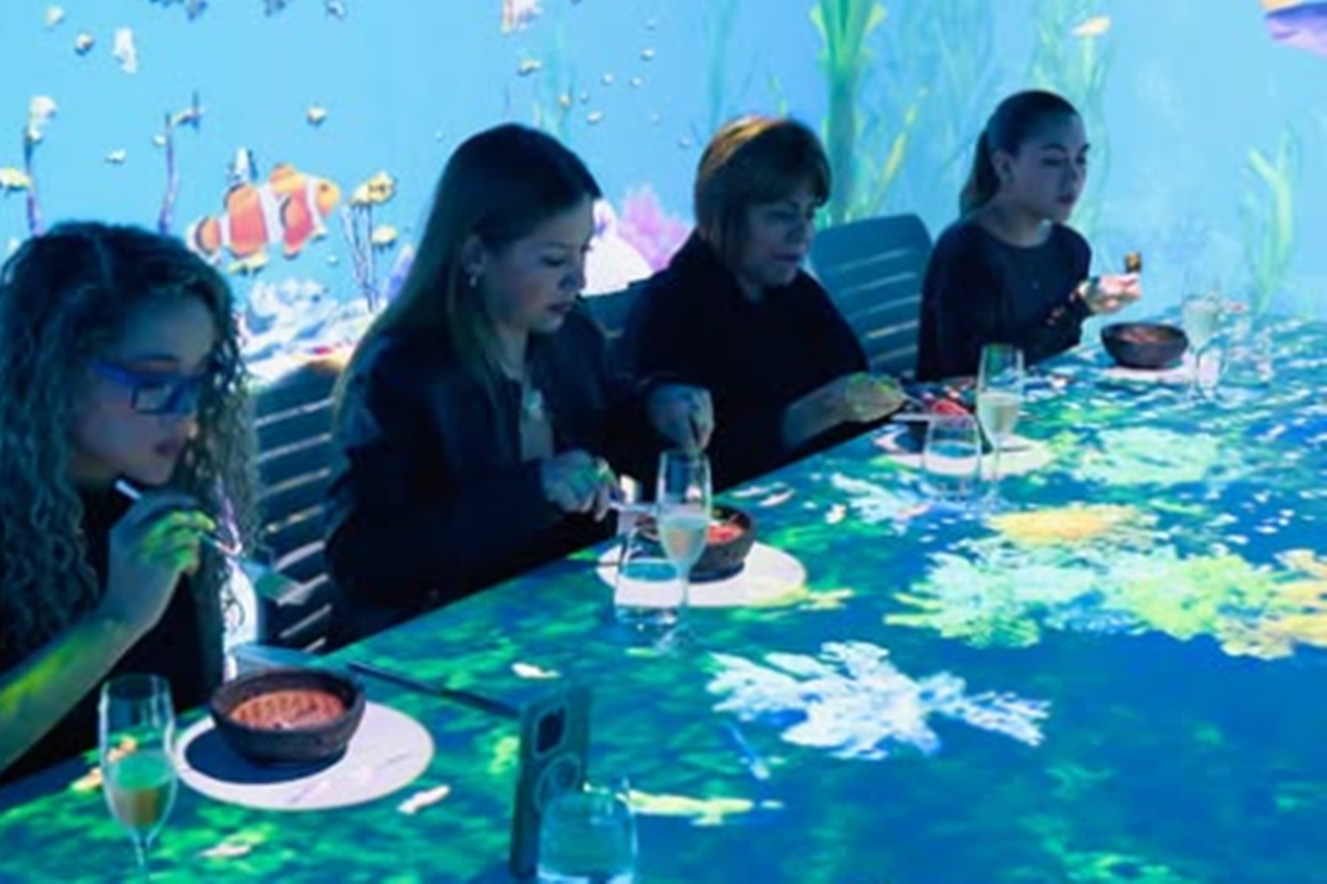 La experiencia en Zinergia combina tecnología, arte y gastronomía para estimular todos los sentidos.