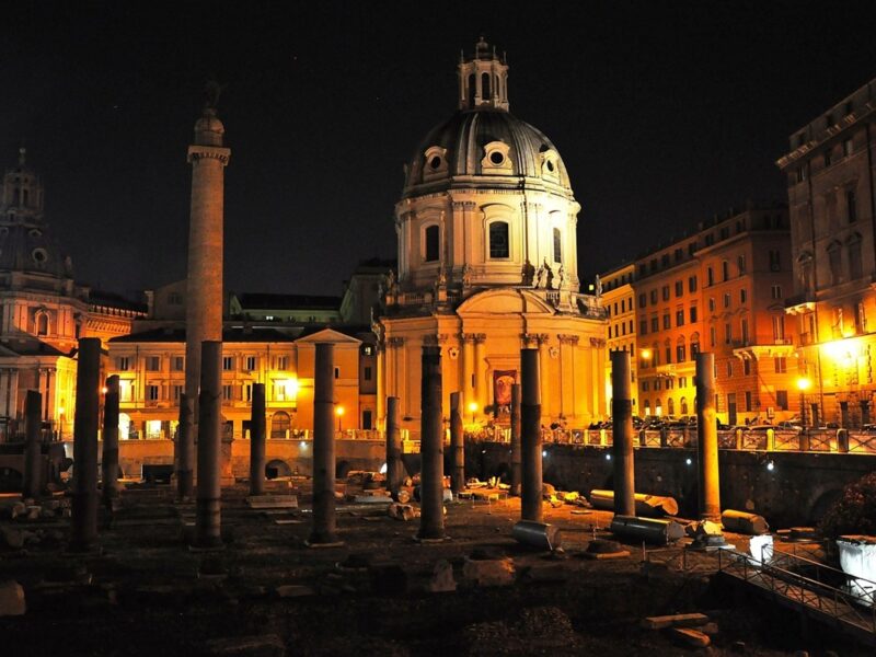 Explora el corazón espiritual de Roma a través de sus iglesias más fascinantes, como Santa María la Mayor, la Capilla Sixtina y San Ignacio de Loyola, donde arte e historia se entrelazan en cada rincón.