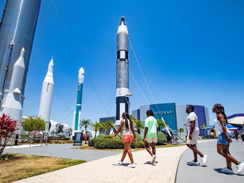 El Kennedy Space Center es un viaje inolvidable para todas las edades, donde la ciencia y la aventura se combinan en un entorno espacial auténtico.