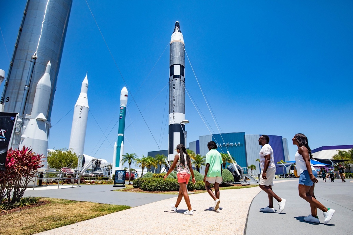 El Kennedy Space Center es un viaje inolvidable para todas las edades, donde la ciencia y la aventura se combinan en un entorno espacial auténtico.