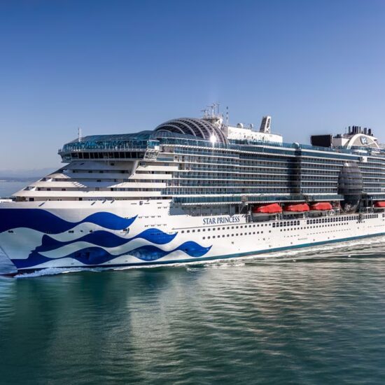 Princess Cruises renueva sus paquetes Premier y Plus para 2026, ofreciendo más flexibilidad, opciones de restaurantes informales y créditos para excursiones en tierra, reafirmando su compromiso con la satisfacción de sus huéspedes.
