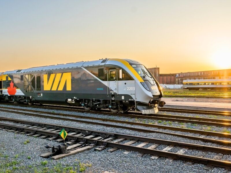 VIA Rail te permite descubrir la diversidad de Canadá con comodidad y vistas impresionantes desde el tren.