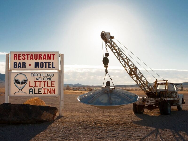 Explora los misterios de Nevada por la Autopista Extraterrestre, donde cada parada es una historia fuera de este mundo.