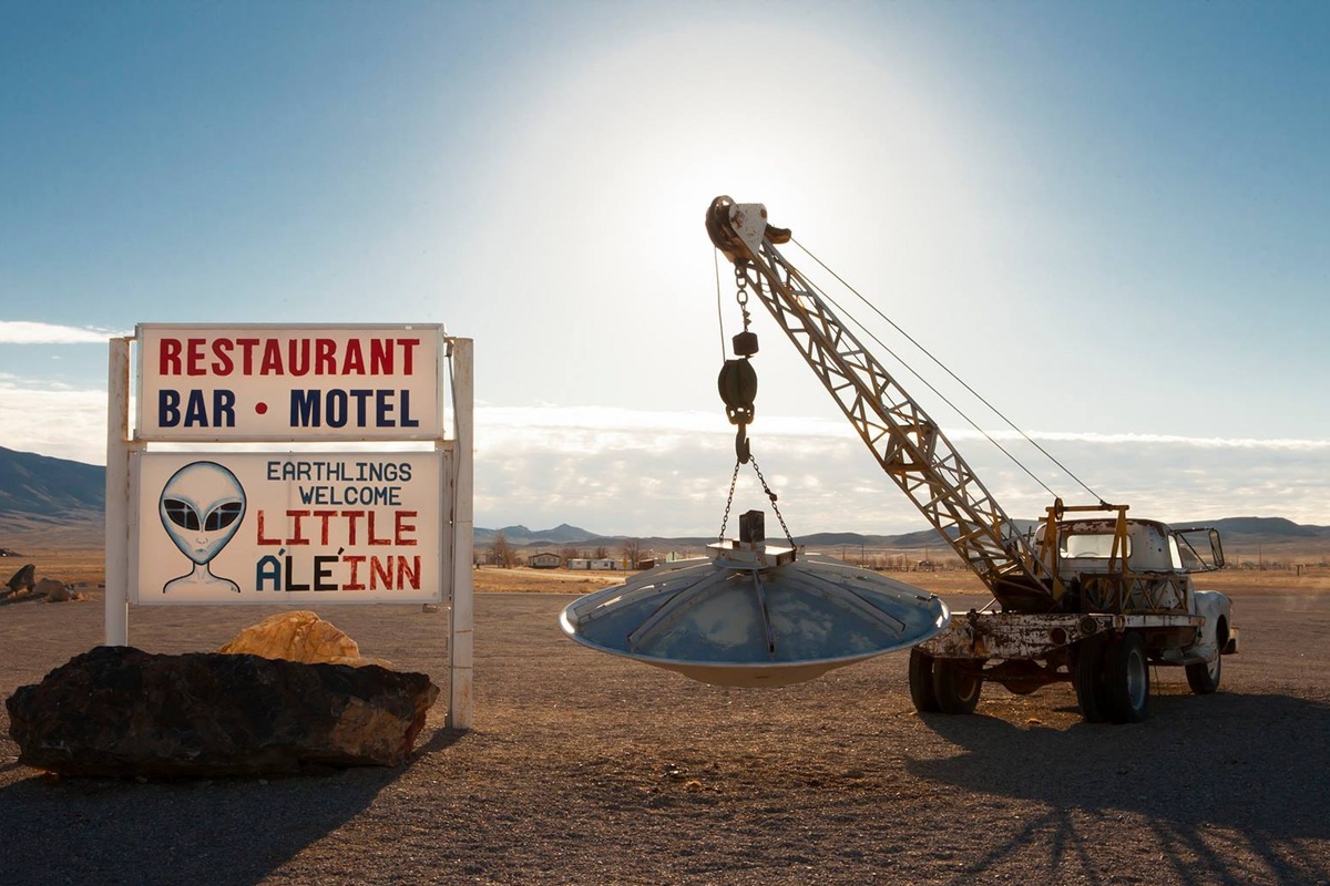 Explora los misterios de Nevada por la Autopista Extraterrestre, donde cada parada es una historia fuera de este mundo.