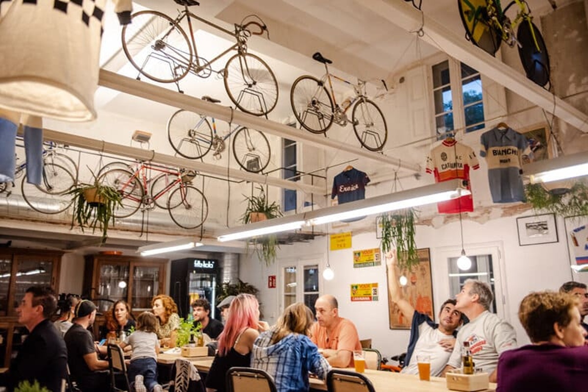 Pedaleando hacia el sabor: cafeterías que unen la pasión por la bici y el buen café.