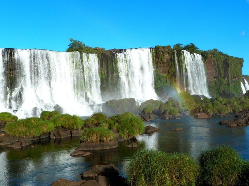 La imponente Garganta del Diablo, el salto más famoso de las Cataratas del Iguazú, rodeado por la exuberante selva misionera.