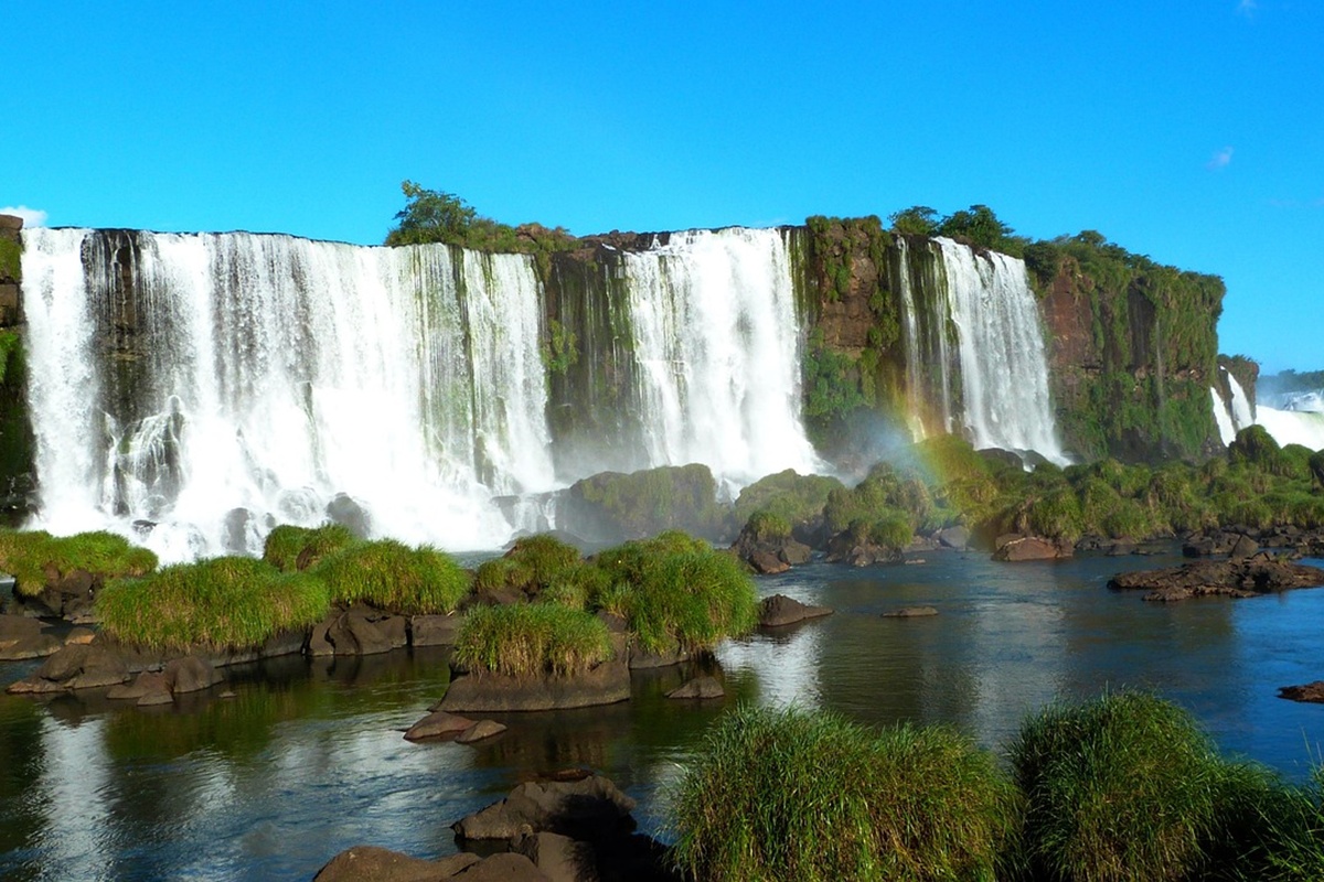 La imponente Garganta del Diablo, el salto más famoso de las Cataratas del Iguazú, rodeado por la exuberante selva misionera.