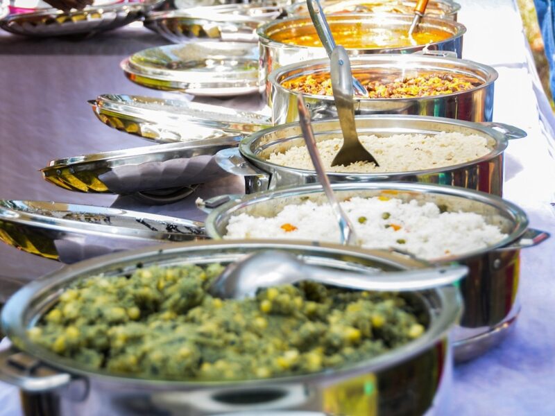 Platos tradicionales de África, como el injera etíope y el arroz jollof de Senegal, reflejan la diversidad cultural y gastronómica del continente.