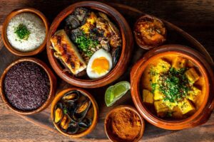 Desde mariscos frescos hasta granos andinos y especias aromáticas, su gastronomía refleja la fusión de culturas y la identidad de Perú.