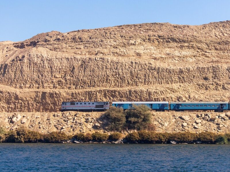 La mejor forma de recorrer Egipto es en tren o crucero por el Nilo.