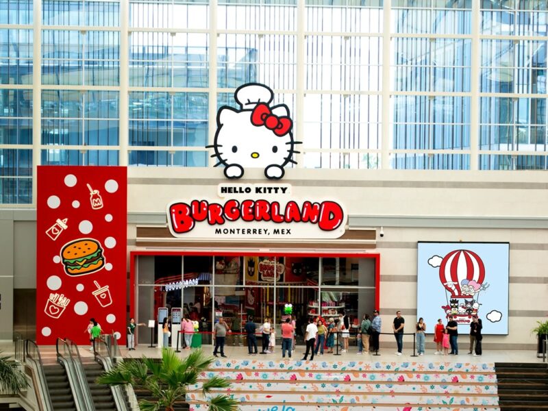 Hello Kitty Burgerland ofrece un concepto temático lleno de color, postres y productos oficiales del universo Sanrio.