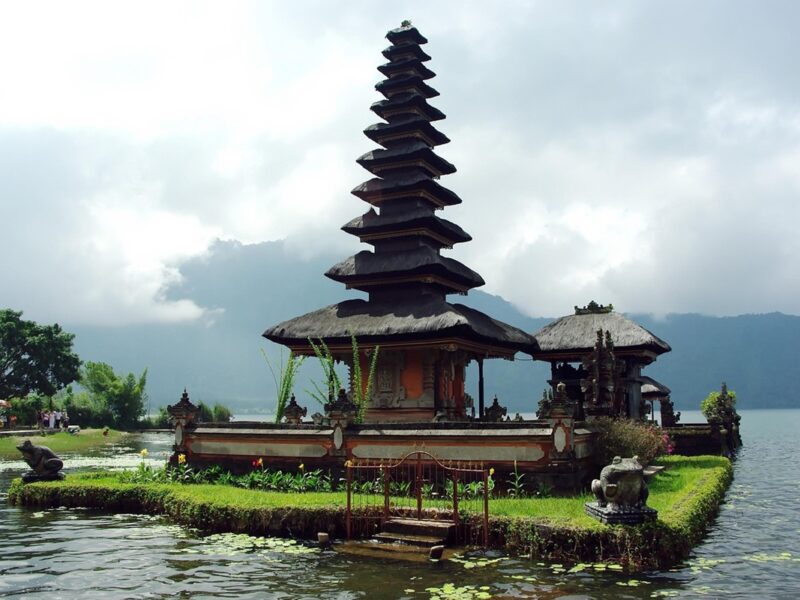 Un majestuoso templo balinés rodeado de agua y naturaleza, símbolo de la cultura y espiritualidad de Bali.