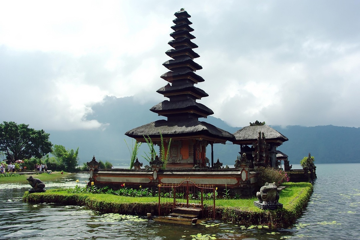 Un majestuoso templo balinés rodeado de agua y naturaleza, símbolo de la cultura y espiritualidad de Bali.