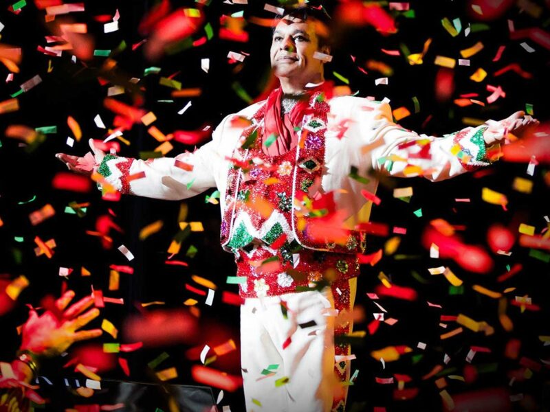 Juan Gabriel será homenajeado con la proyección de su primer concierto en Bellas Artes.