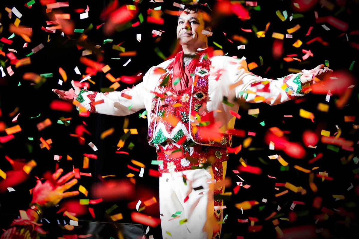 Juan Gabriel será homenajeado con la proyección de su primer concierto en Bellas Artes.