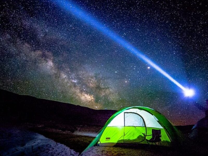 Noche estrellada en Nevada, un paraíso para los amantes de la astronomía gracias a sus cielos oscuros y paisajes naturales despejados.