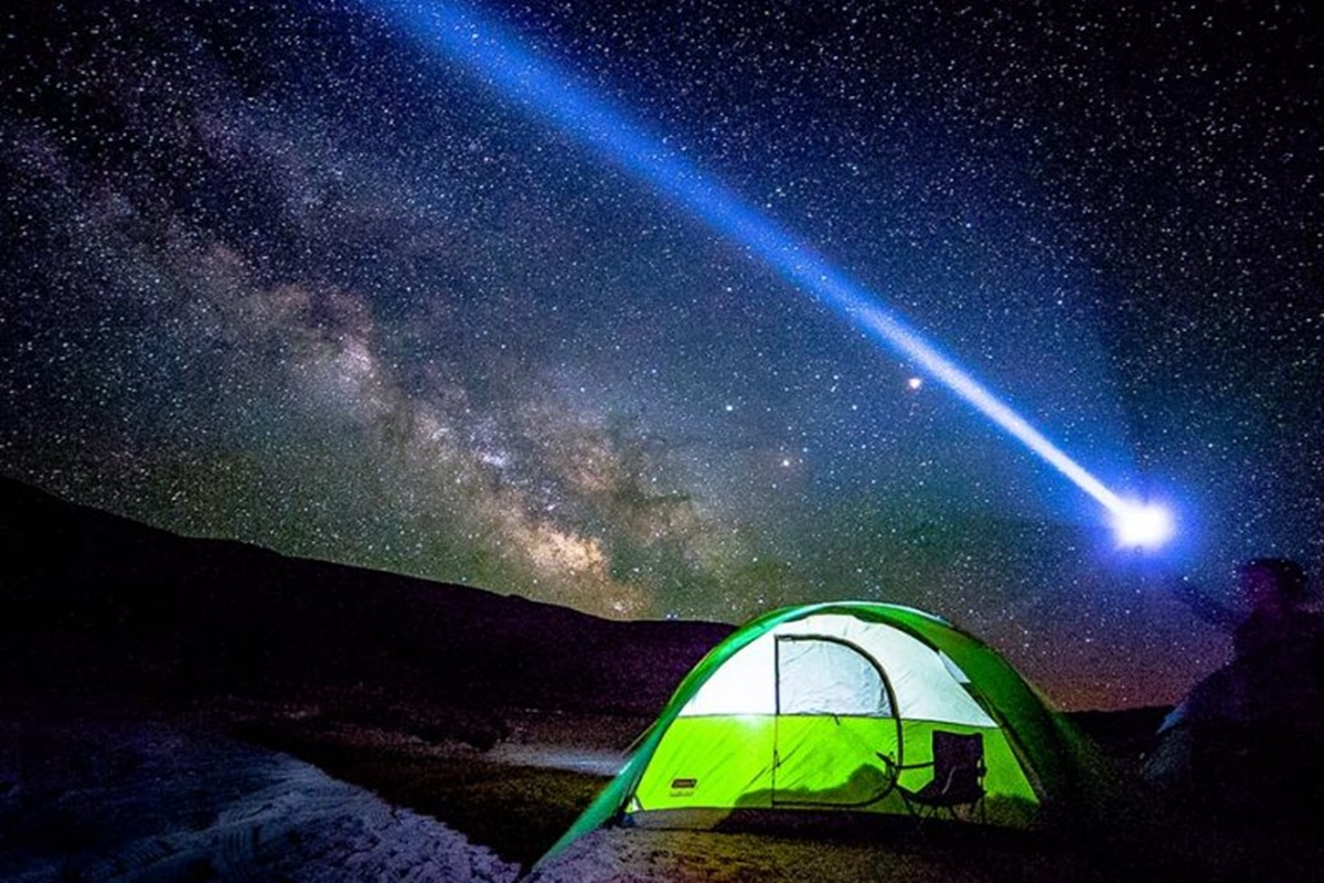 Noche estrellada en Nevada, un paraíso para los amantes de la astronomía gracias a sus cielos oscuros y paisajes naturales despejados.