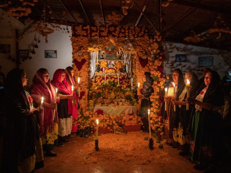 La tradición se enciende en Michoacán: comunidades purépechas preparan ofrendas para honrar a sus muertos.
