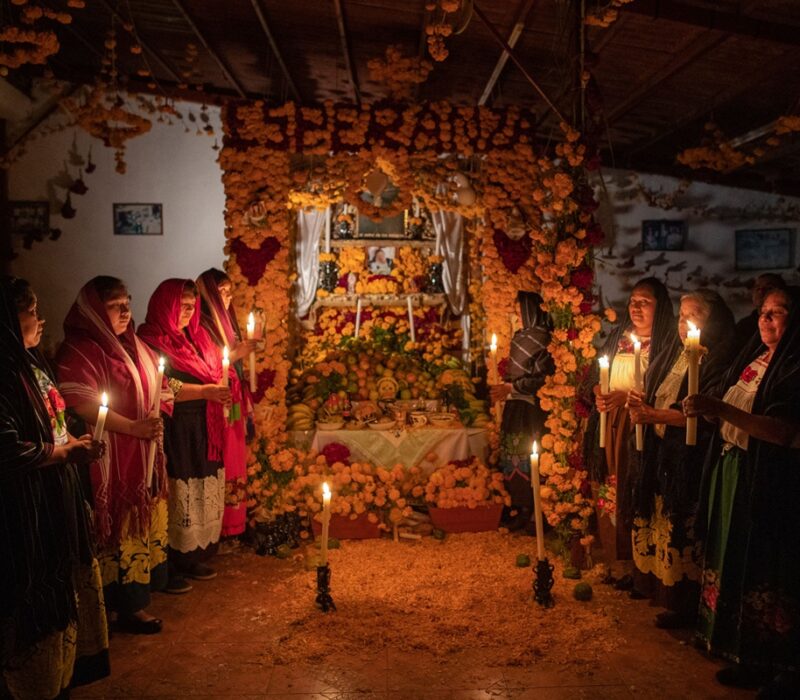 La tradición se enciende en Michoacán: comunidades purépechas preparan ofrendas para honrar a sus muertos.