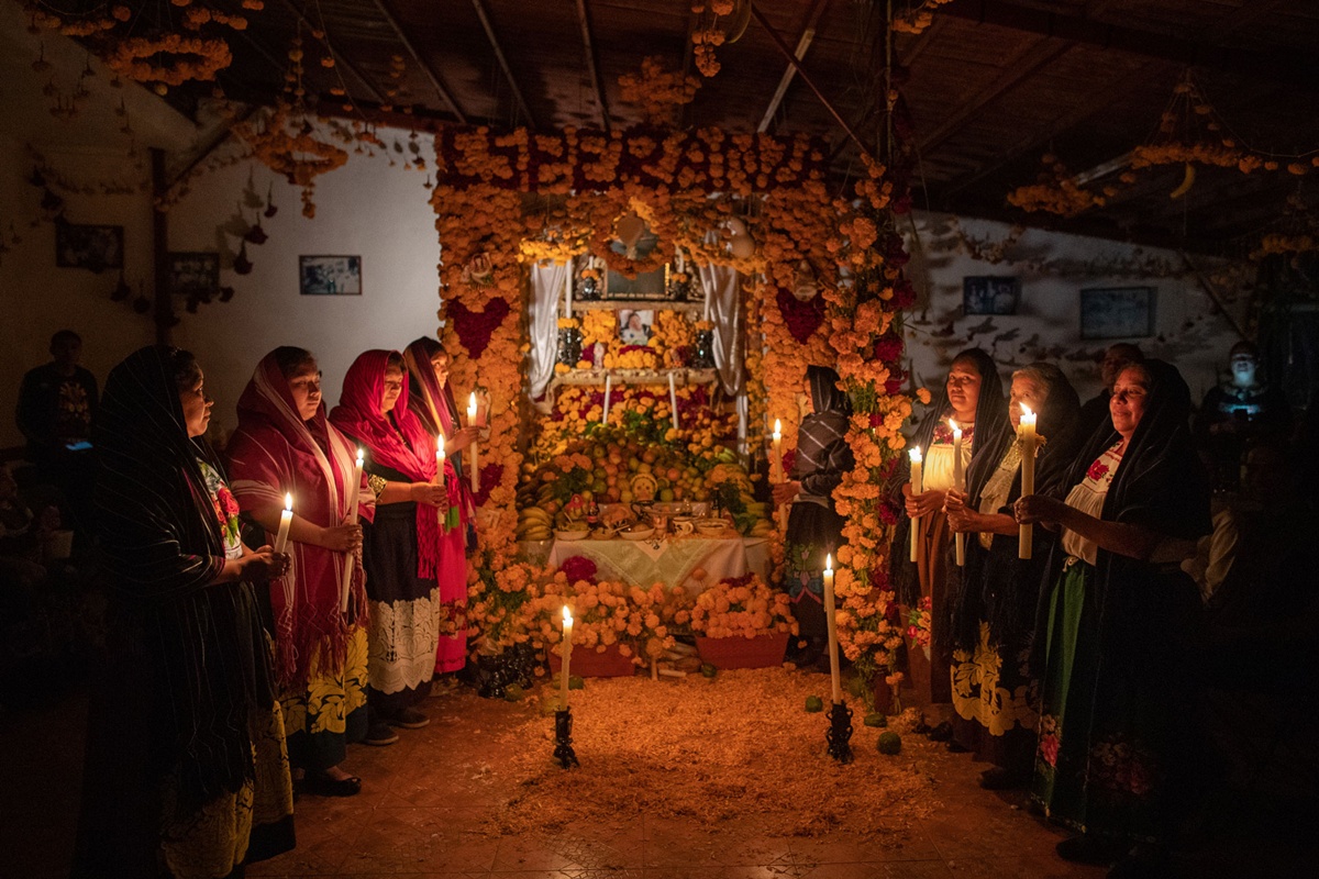 La tradición se enciende en Michoacán: comunidades purépechas preparan ofrendas para honrar a sus muertos.