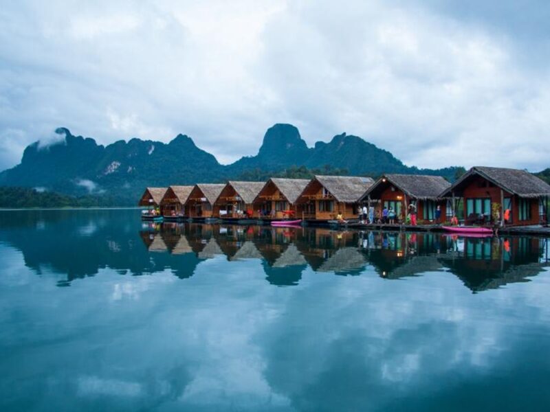Los resorts flotantes del Lago Cheow Lan ofrecen una experiencia única entre acantilados de piedra caliza, selva tropical y tranquilidad absoluta.