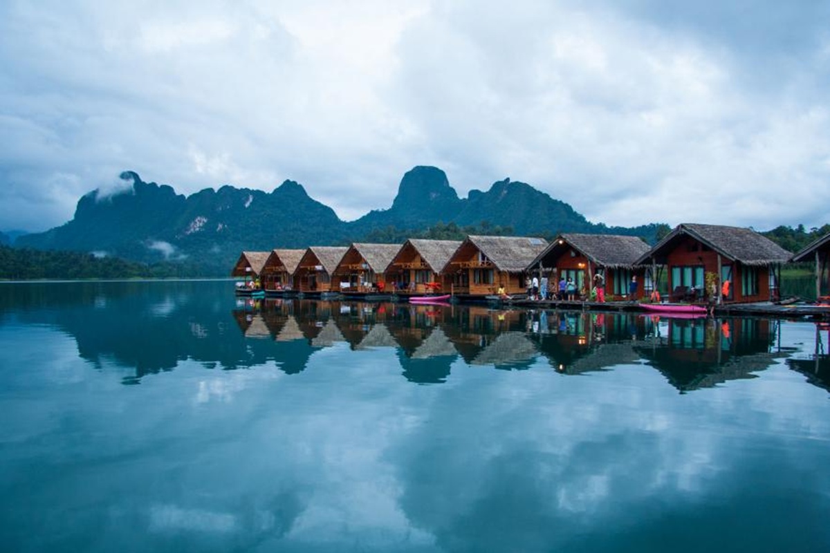Los resorts flotantes del Lago Cheow Lan ofrecen una experiencia única entre acantilados de piedra caliza, selva tropical y tranquilidad absoluta.