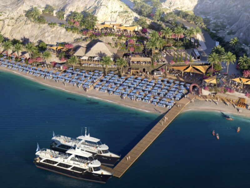 Los visitantes del Royal Beach Club Santorini vivirán la esencia de la isla entre playas y pueblos emblemáticos.