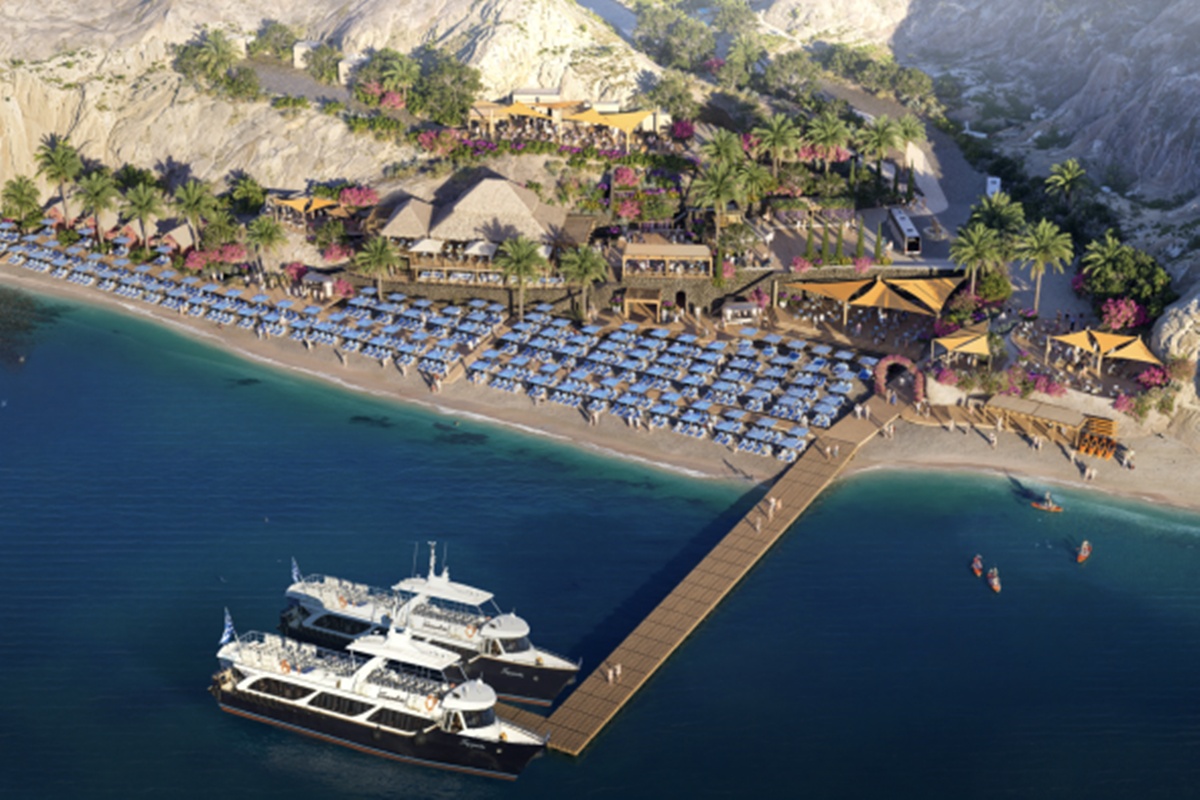 Los visitantes del Royal Beach Club Santorini vivirán la esencia de la isla entre playas y pueblos emblemáticos.