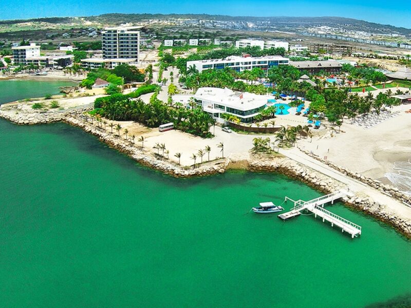 Descubre la combinación perfecta de playa, confort y naturaleza en el plan combinado de Decameron All Inclusive Hotels & Resorts.