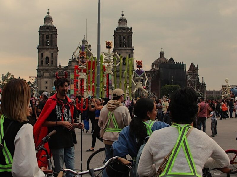 Ciclistas recorren las calles de la Ciudad de México en un tour nocturno lleno de historia, leyendas y sabor a pan de muerto.