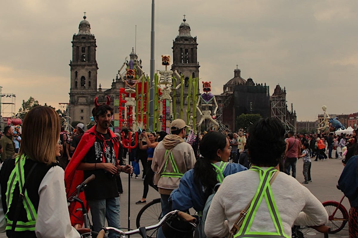 Ciclistas recorren las calles de la Ciudad de México en un tour nocturno lleno de historia, leyendas y sabor a pan de muerto.